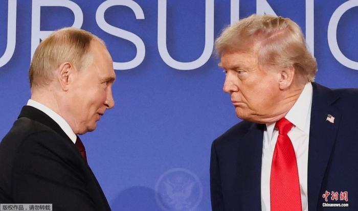 普京与特朗普通话 俄方：通话持续1个多小时，气氛友好亲切