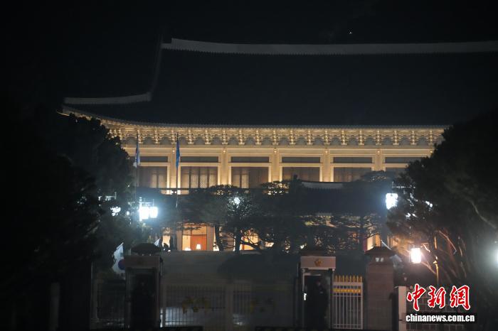 当地时间12月29日零时许，象征韩国国家元首的“凤凰旗”悬挂在青瓦台。当天，韩国总统府正式迁回青瓦台。 中新社记者 刘旭 摄