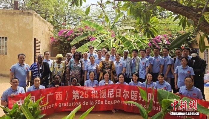 中国援尼医疗队携“AI中医”走进社区义诊