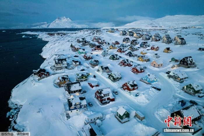 格陵兰岛努克一处海湾沿岸,白雪覆盖了房屋。 格陵兰岛努克一处海湾沿岸,白雪覆盖了房屋。