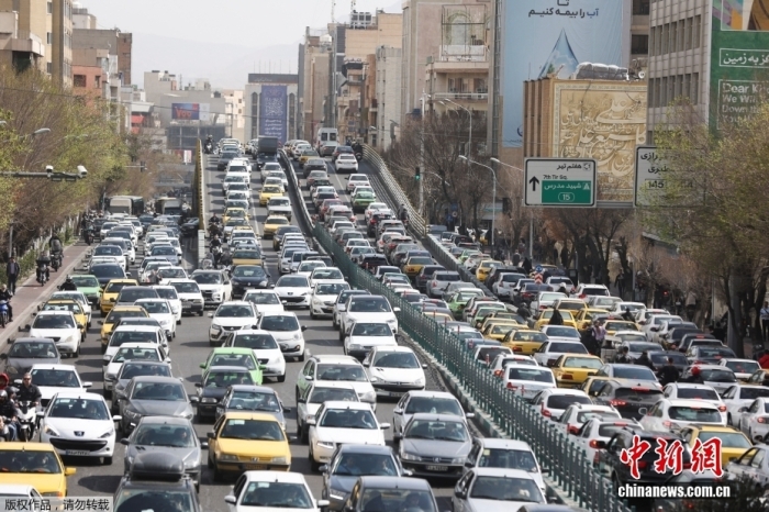 当地时间2月28日,伊朗遭受美国、以色列军事打击,多枚导弹击中德黑兰市中心多处目标,受袭击影响,德黑兰街头出现交通拥堵状况。 当地时间2月28日,伊朗遭受美国、以色列军事打击,多枚导弹击中德黑兰市中心多处目标,受袭击影响,德黑兰街头出现交通拥堵状况。