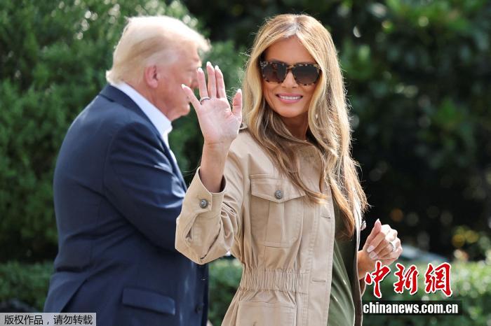 当地时间2025年7月11日,美国华盛顿特区,美国第一夫人梅拉尼娅·特朗普在白宫南草坪与美国总统唐纳德·特朗普一起前往得克萨斯州之前挥手致意。 当地时间2025年7月11日,美国华盛顿特区,美国第一夫人梅拉尼娅·特朗普在白宫南草坪与美国总统唐纳德·特朗普一起前往得克萨斯州之前挥手致意。