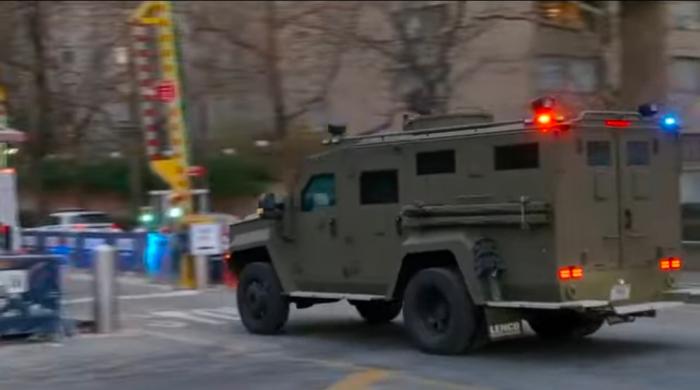 委内瑞拉总统马杜罗乘囚车抵达纽约法院，将首次出庭受审