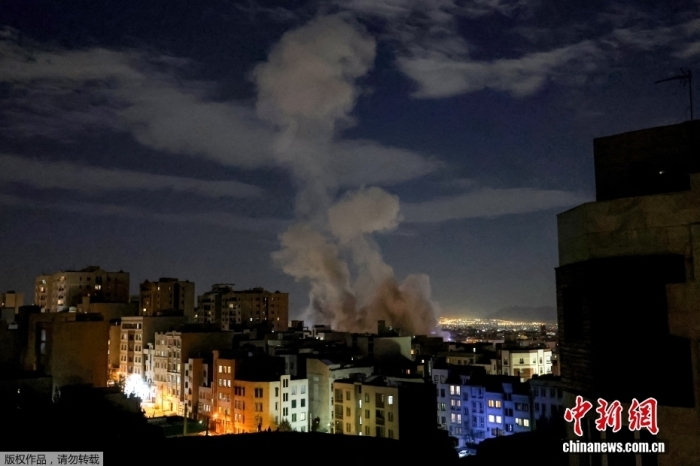 当地时间3月1日晚9时左右，伊朗首都德黑兰多地遭袭，爆炸声与火光持续不断，部分建筑冒出浓烟。