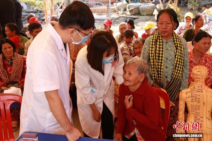 中柬友好扶贫示范村迎来中国中医医疗队