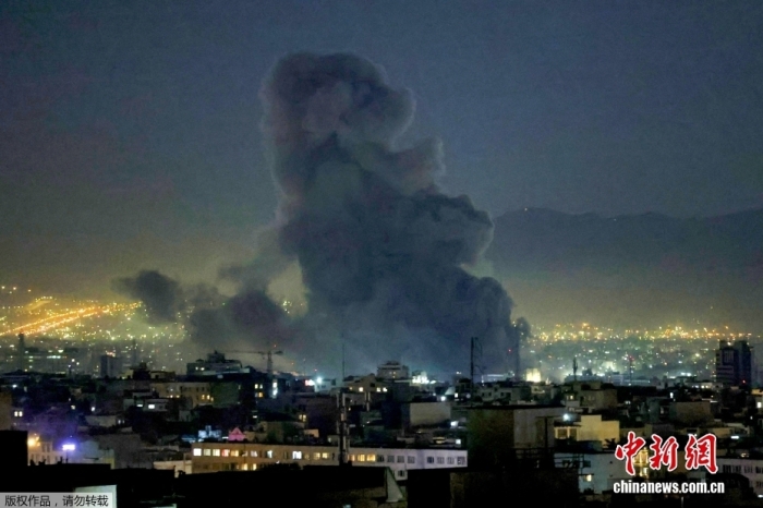 当地时间3月1日晚9时左右,伊朗首都德黑兰多地遭袭,爆炸声与火光持续不断,部分建筑冒出浓烟。 当地时间3月1日晚9时左右,伊朗首都德黑兰多地遭袭,爆炸声与火光持续不断,部分建筑冒出浓烟。