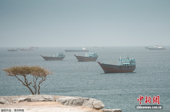 当地时间5月20日,船只驶经霍尔木兹海峡。据报道,伊朗管理霍尔木兹海峡的新机构“波斯湾海峡管理局”20日深夜在社交媒体发表声明,重申伊方涉该海峡的“管理监督范围”,强调船只在相关水域通行需与伊方协调并取得许可。 当地时间5月20日,船只驶经霍尔木兹海峡。据报道,伊朗管理霍尔木兹海峡的新机构“波斯湾海峡管理局”20日深夜在社交媒体发表声明,重申伊方涉该海峡的“管理监督范围”,强调船只在相关水域通行需与伊方协调并取得许可。