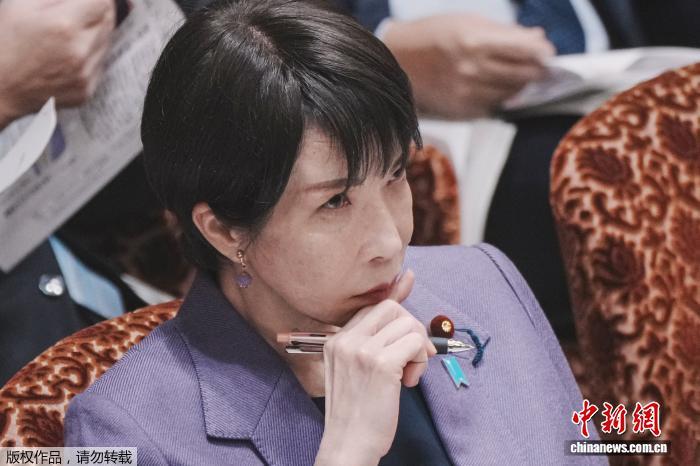 2025年12月15日,日本首相高市早苗在国会众议院预算委员会会议上听取提问。 2025年12月15日,日本首相高市早苗在国会众议院预算委员会会议上听取提问。
