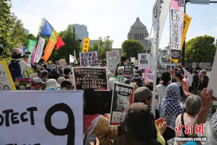 当地时间4月19日，超3万名日本民众在位于东京的国会议事堂前集会，抗议高市早苗政府强推修宪、企图解禁杀伤性武器出口等破坏和平宪法的动向。中新社记者 朱晨曦 摄