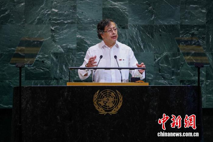 当地时间2025年9月23日,美国纽约,联合国总部,哥伦比亚总统古斯塔沃·佩特罗在联合国大会一般性辩论中发表讲话。图片来源:视觉中国 当地时间2025年9月23日,美国纽约,联合国总部,哥伦比亚总统古斯塔沃·佩特罗在联合国大会一般性辩论中发表讲话。图片来源:视觉中国