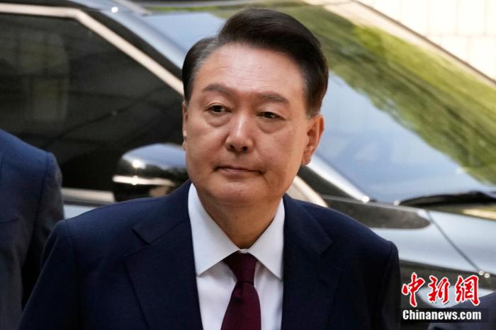 当地时间2025年5月12日，韩国首尔，因被控策划叛乱而受到审判的前总统尹锡悦抵达首尔中央地方法院。图/视觉中国