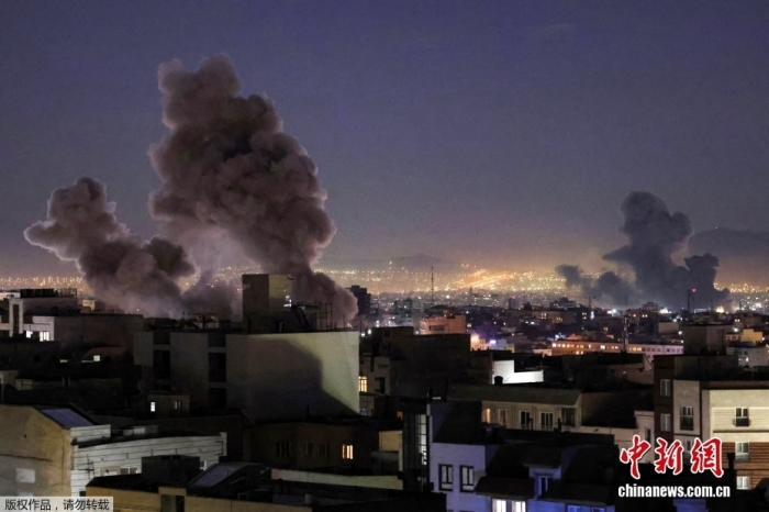 当地时间3月1日晚9时左右,伊朗首都德黑兰多地遭袭,爆炸声与火光持续不断,部分建筑冒出浓烟。 当地时间3月1日晚9时左右,伊朗首都德黑兰多地遭袭,爆炸声与火光持续不断,部分建筑冒出浓烟。