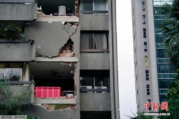 图为当地时间6月24日，委内瑞拉首都加拉加斯，一处建筑在地震中受损。