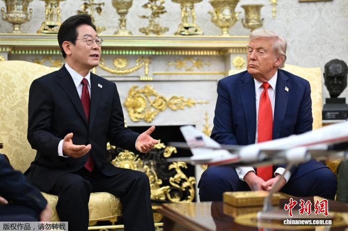 2025年8月25日，美国总统唐纳德·特朗普与韩国总统李在明在华盛顿白宫椭圆形办公室举行双边会晤。