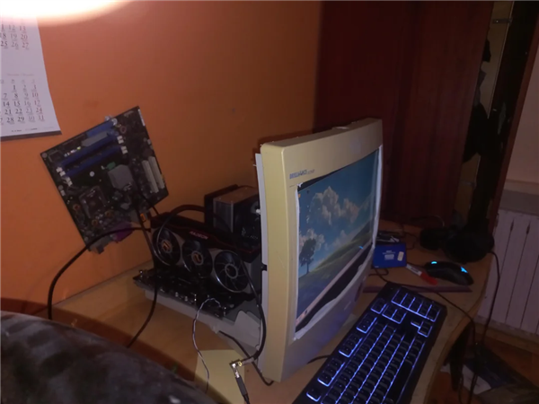 DIY达人将飞利浦CRT显示器改造为高性能ATX主机