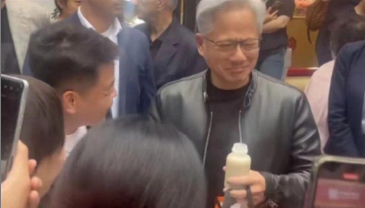 黄仁勋北京尝豆汁皱眉引热议，台北展上幽默回应