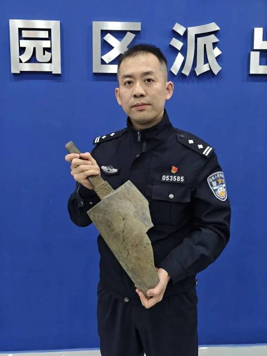 湖州老人河道拾获千年青铜句鑃,主动上交获赞