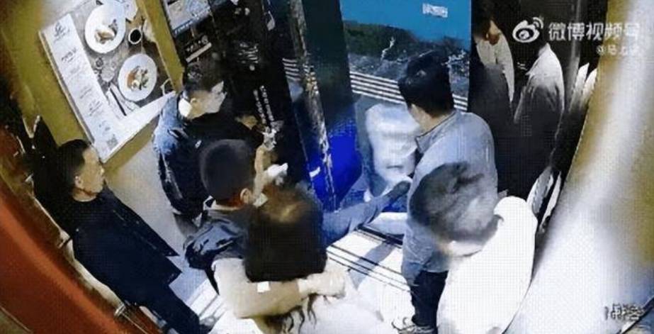 江苏酒店现踹倒服务机器人事件，涉事男子全