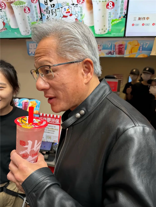 黄仁勋北京南锣鼓巷亲民打卡,蜜桃四季春成大佬同款爆款