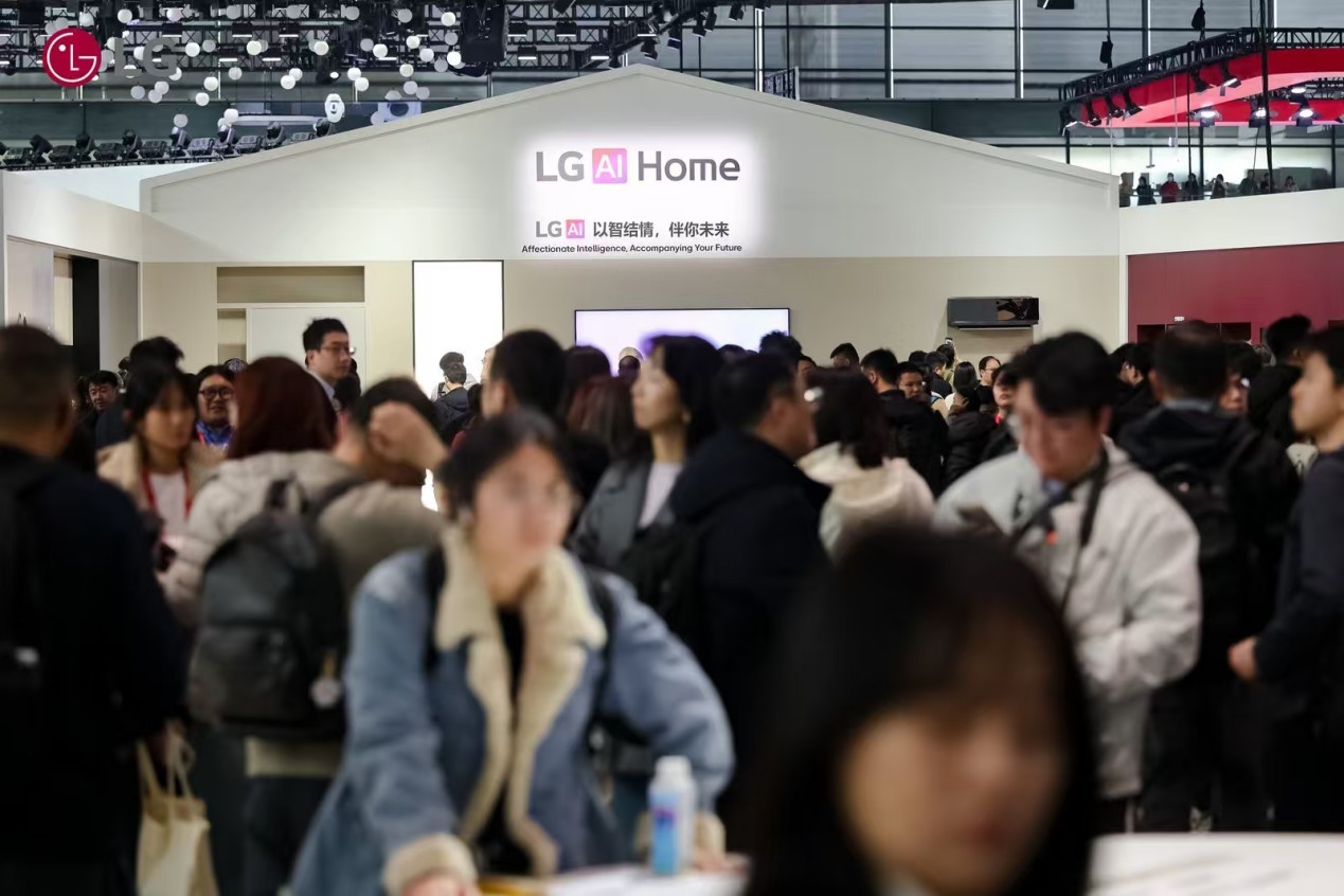 拒绝家务内耗!AWE实测LG:这就是可以护理裤子的衣物护理机
