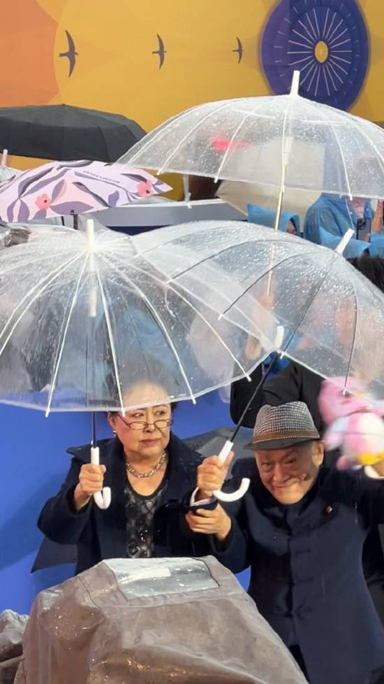 斯琴高娃雨中搀扶92岁牛犇走红毯,百岁影人风骨感动全网