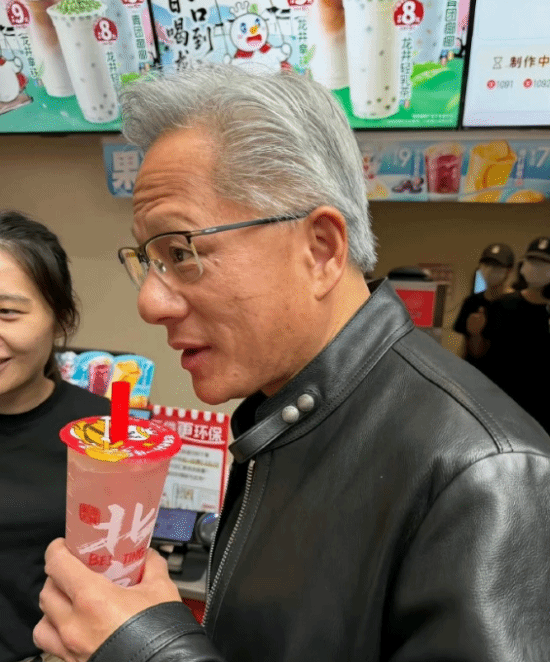 黄仁勋南锣鼓巷买蜜雪冰城引热议，品牌借势推同款蜜桃四季春
