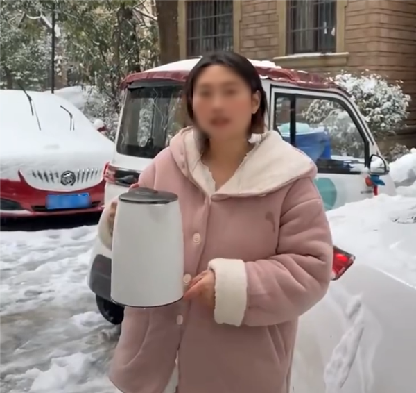 女子用开水浇他人车除冰致裂，称赔钱比心疼