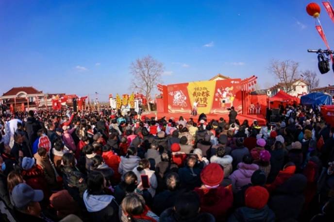 刘强东第十二年回乡办村晚：百米车队送年货