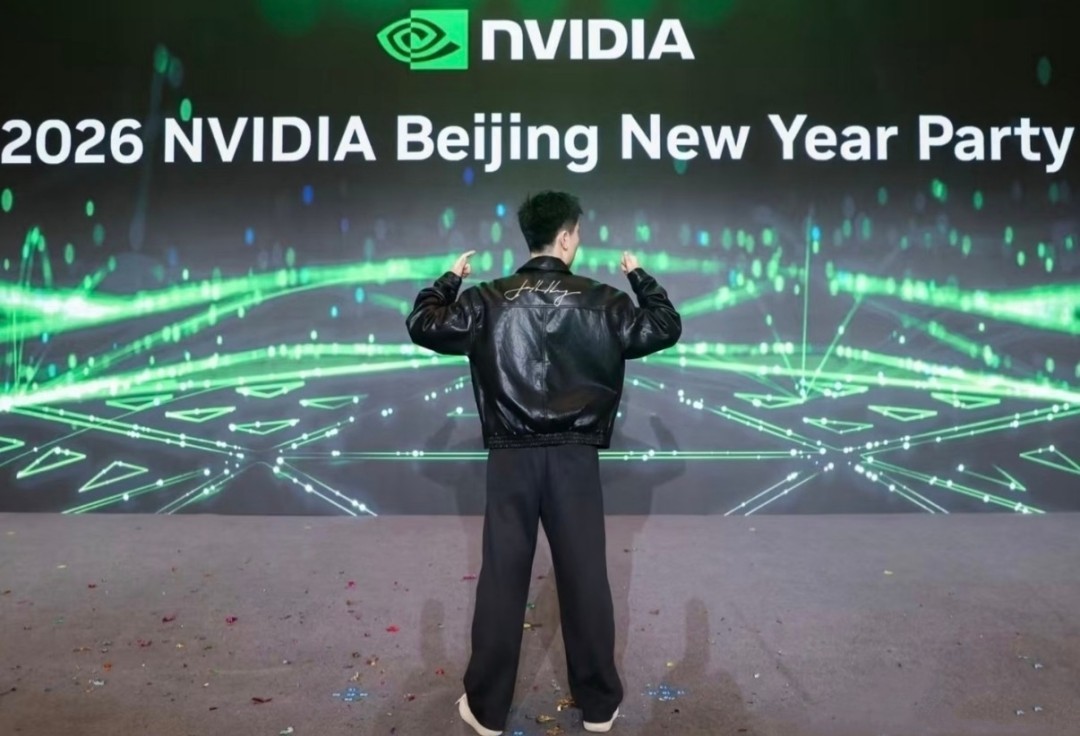 黄仁勋访华签赠标志性黑皮衣，市井烟火与科