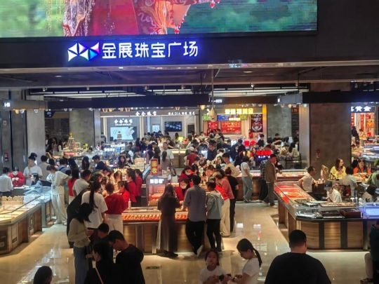 特写：金价高位震荡 ?深圳水贝市场春节“