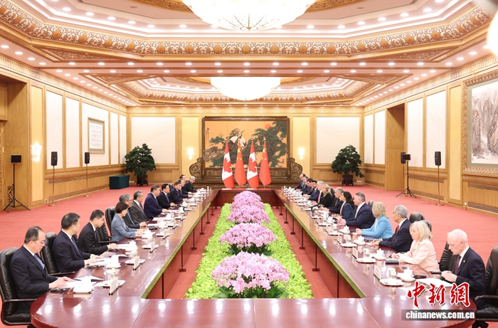 习近平会见加拿大总理卡尼