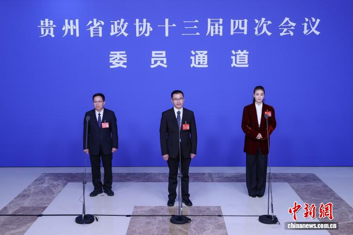 1月26日，中国人民政治协商会议第十三届贵州省委员会第四次会议在贵阳开幕。开幕会前，“委员通道”集中采访活动正式开启，这是贵州省两会首次开启“委员通道”。图为贵州省政协委员、贵州航天风华实业有限公司总经理张贤（中）在回答记者提问。 中新社记者 瞿宏伦 摄