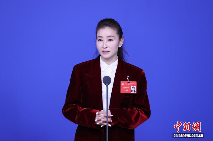 1月26日，中国人民政治协商会议第十三届贵州省委员会第四次会议在贵阳开幕。开幕会前，“委员通道”集中采访活动正式开启，这是贵州省两会首次开启“委员通道”。图为贵州省政协委员、香港贵州商会会长计艳莉在回答记者提问。 中新社记者 瞿宏伦 摄