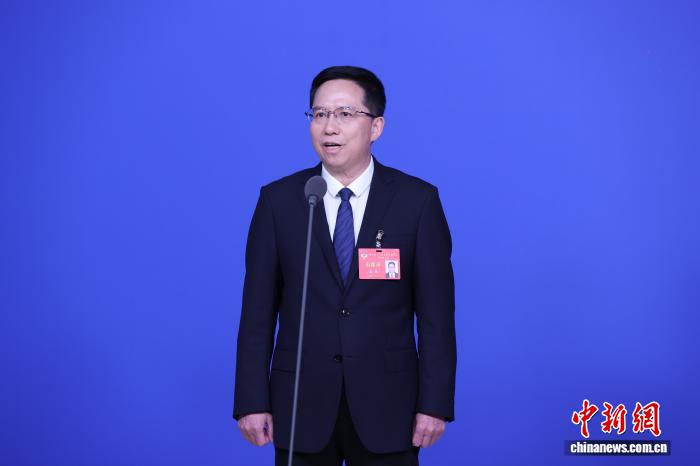 1月26日，中国人民政治协商会议第十三届贵州省委员会第四次会议在贵阳开幕。开幕会前，“委员通道”集中采访活动正式开启，这是贵州省两会首次开启“委员通道”。图为贵州省政协委员、贵州省旅游产业发展集团有限公司总经理龙丛在回答记者提问。 中新社记者 瞿宏伦 摄