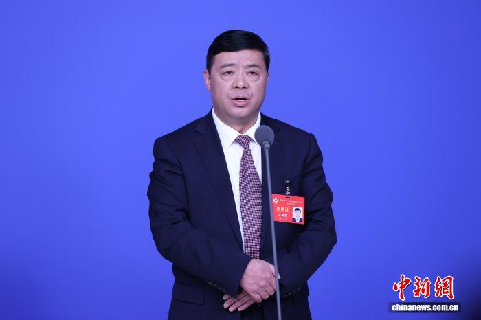 1月26日，中国人民政治协商会议第十三届贵州省委员会第四次会议在贵阳开幕。开幕会前，“委员通道”集中采访活动正式开启，这是贵州省两会首次开启“委员通道”。图为贵州省政协委员、贵州民族大学党委书记吕国富在回答记者提问。 中新社记者 瞿宏伦 摄